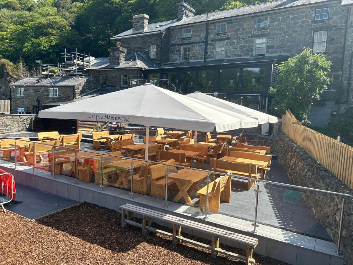 Grapes Hotel, Bar & Restaurant Snowdonia Nr Zip World Blaenau Ffestiniog Exteriör bild